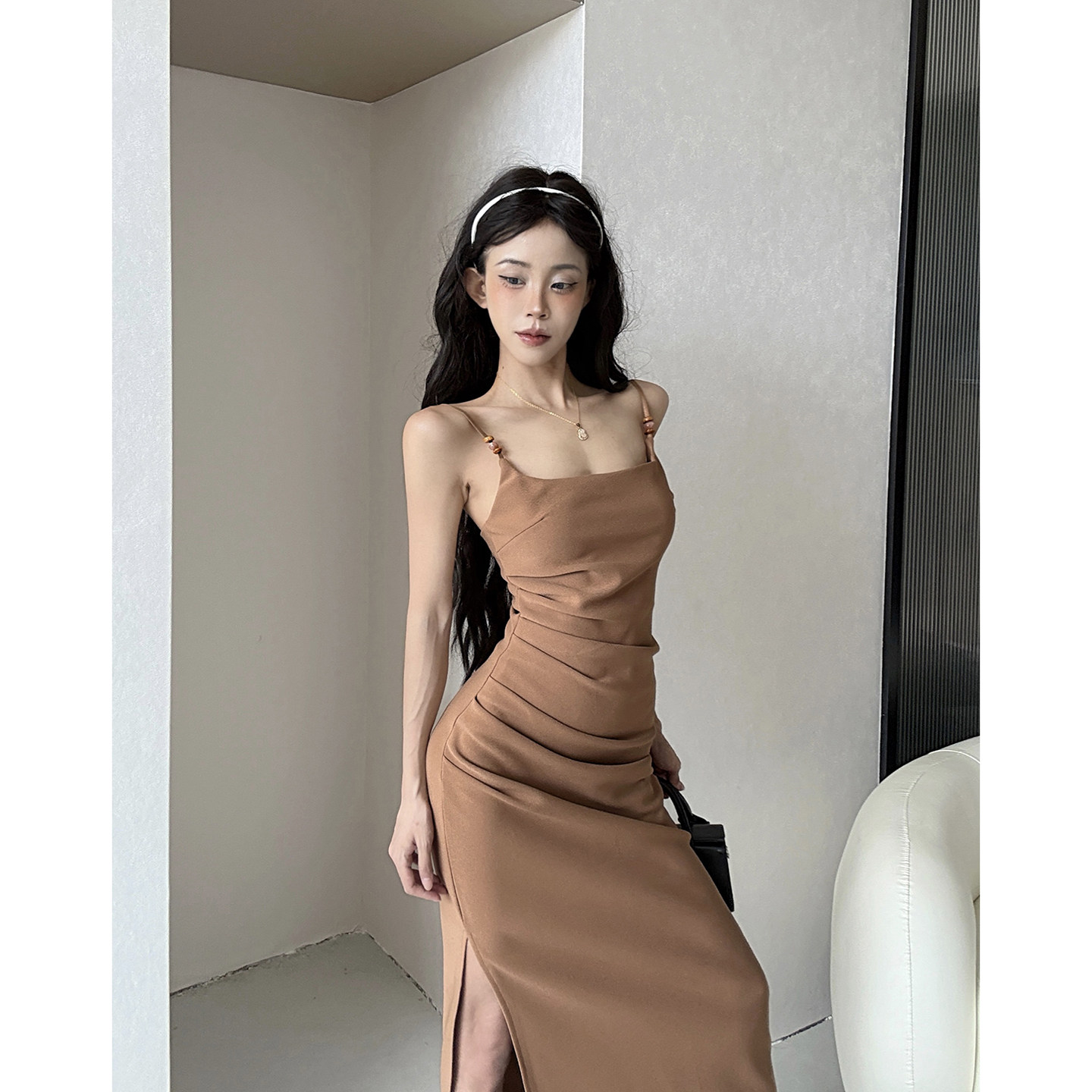 MianCun法式咖色褶皱包臀连衣裙串珠吊带收腰侧开叉通勤长裙女