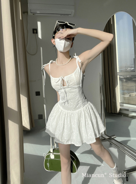 浪漫法式度假风白色方领吊带连衣裙女夏季清冷系镂空小花收腰短裙