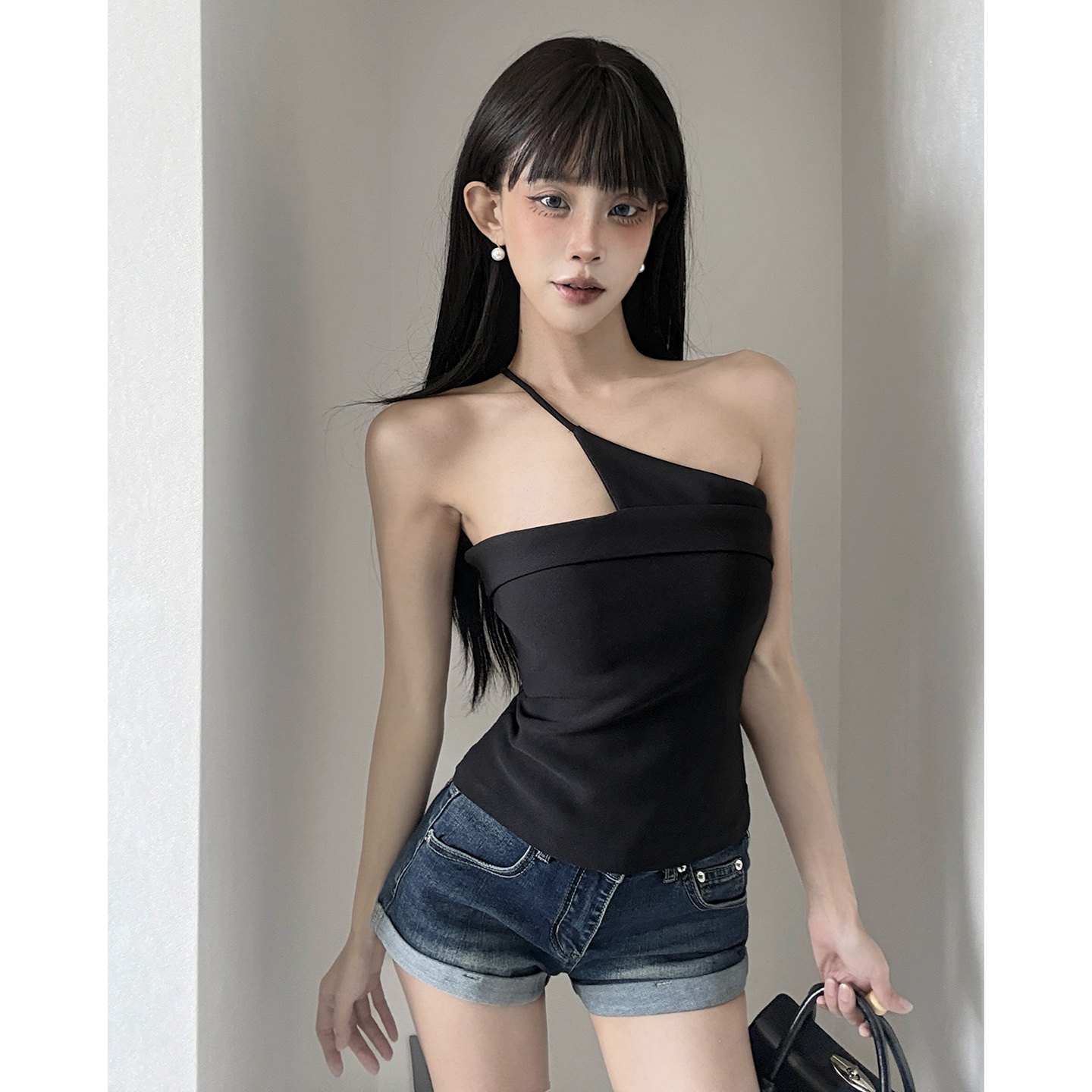 法式黑色露肩斜肩挂脖抹胸背心女夏高级感轻奢气质修身露锁骨上衣图片