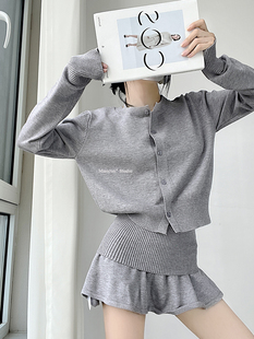 秋日新品单排扣针织衫三件套毛织开衫挂脖背心上衣低腰伞裙半裙女