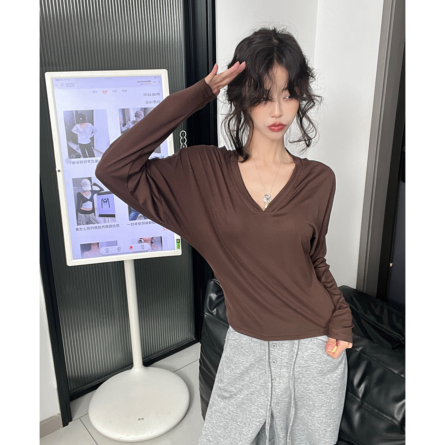 松弛渡秋V领天丝蝙蝠袖上衣