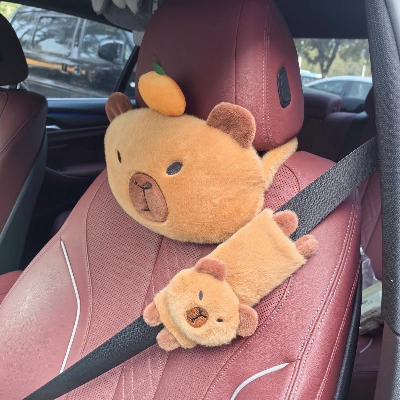 可爱卡皮巴拉毛绒汽车头枕卡通水豚车用护颈枕安全肩带车饰用品