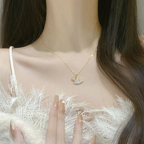 钛钢不掉色夏裙银杏叶吊坠项链女