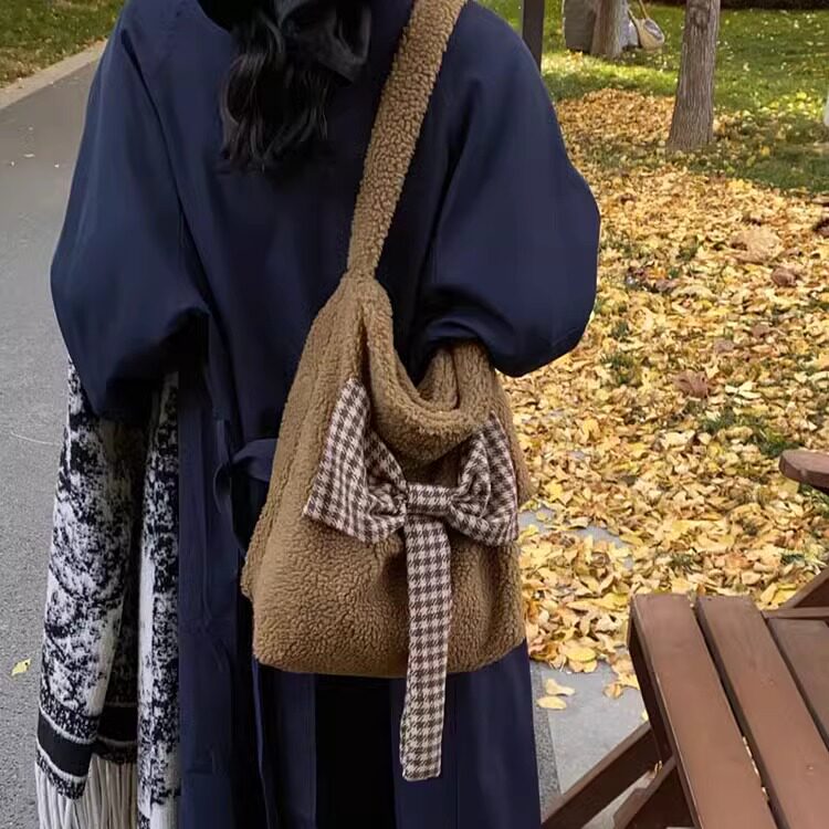 2025秋冬新款斜挎单肩包韩系ins风蝴蝶结毛绒包羊羔毛学生帆布包