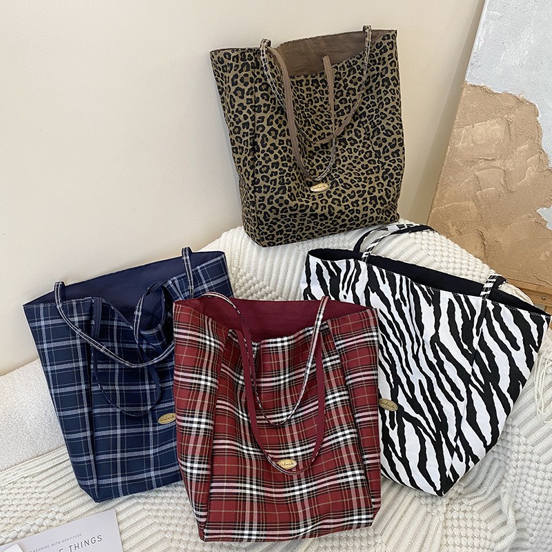 秋冬小众设计格纹大容量单肩包