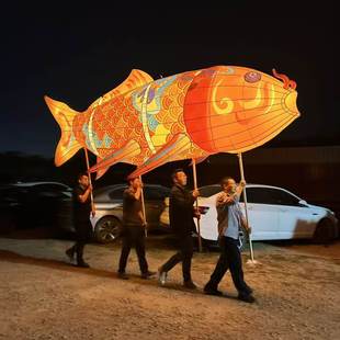 大型节日花灯巡游鱼灯道具定制可摇摆室内外使用充电发光按钮铁艺