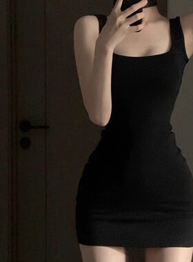 黑色方领小个子吊带连衣裙女夏季新款纯欲风法式气质紧身收腰短裙