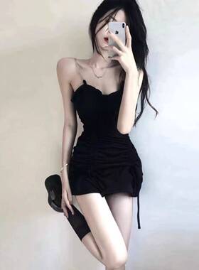 黑色法式褶皱吊带连衣裙女2025新款热辣设计感小众性感纯欲包臀裙