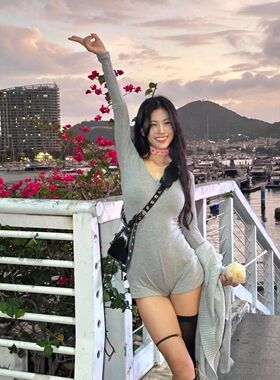 灰色一件式连衣裤独特早春2024新款V领连身裤高冷御姐风打底裙裤