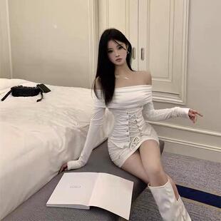 白色纯欲风一字肩长袖连衣裙女2024新款法式独特小众包臀打底短裙