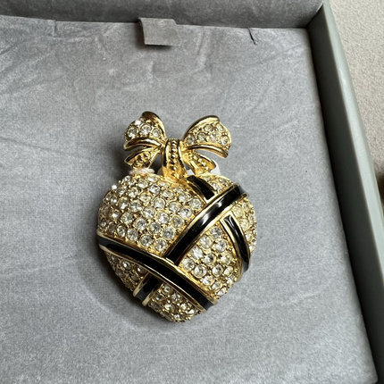中古法郎雕胸针