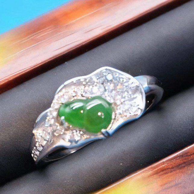 9136天然缅甸翡翠货阳绿翡翠葫芦