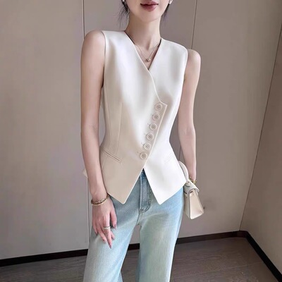 老钱风设计感斜排扣西装马甲女背心2026新款叠穿气质通勤外穿坎肩