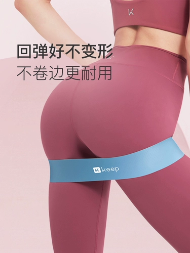 Держите йогу с упругим кольцом с помощью фитнеса для мужчин мужские