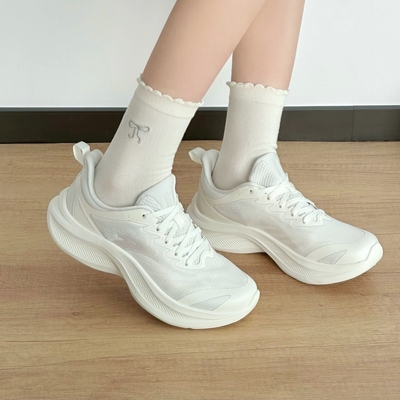 安踏新款飞云2代跑步鞋