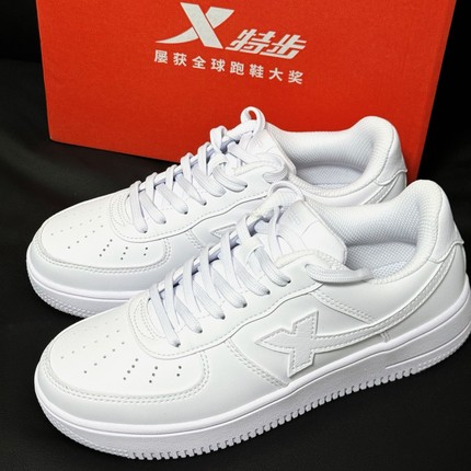 特步板鞋春季运动鞋男女同款潮流百搭休闲鞋情侣款小白鞋白色板鞋