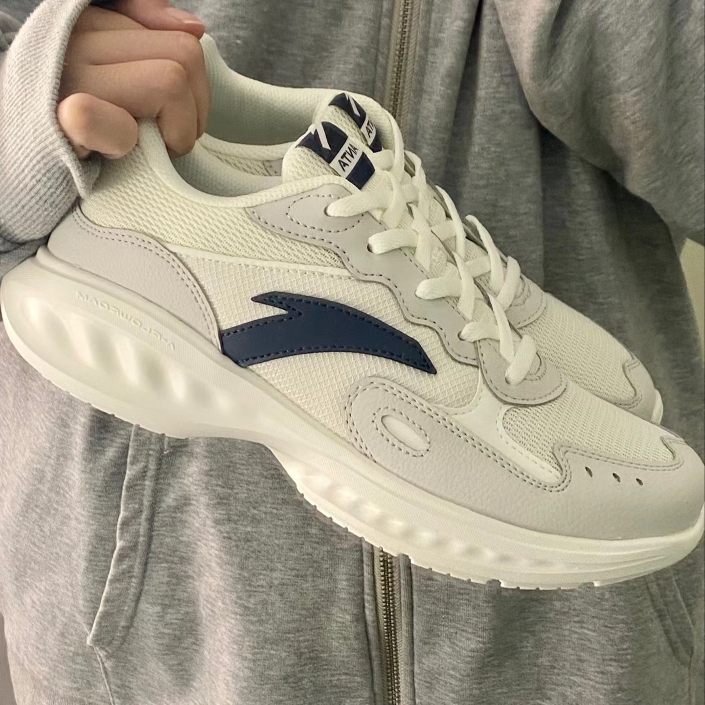 安踏男运动鞋轻质软底