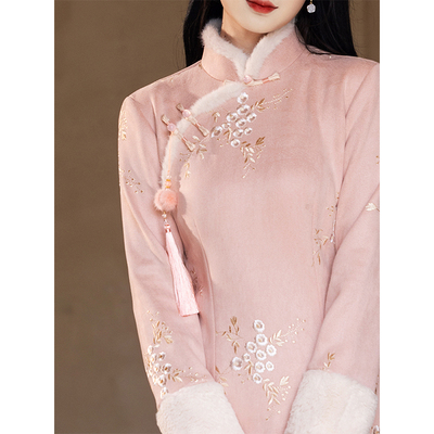 粉色麂皮绒刺绣旗袍秋冬季新中式
