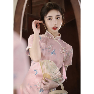 少女日常可穿高端刺绣订婚礼服裙 改良年轻款 粉色旗袍2025新款 夏季