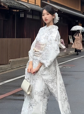 日本振袖少女和百合花绣花传统款日系连衣裙古典优雅拍照写真旅行