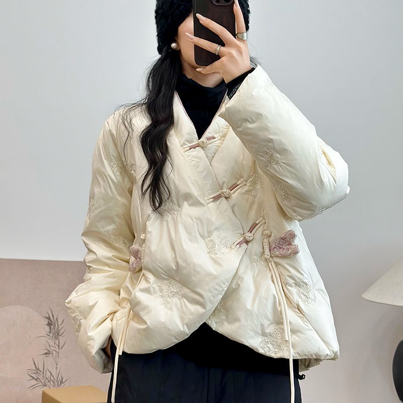 今年流行高级设计感羽绒服女装新中式不规则前襟盘扣精致满绣外套