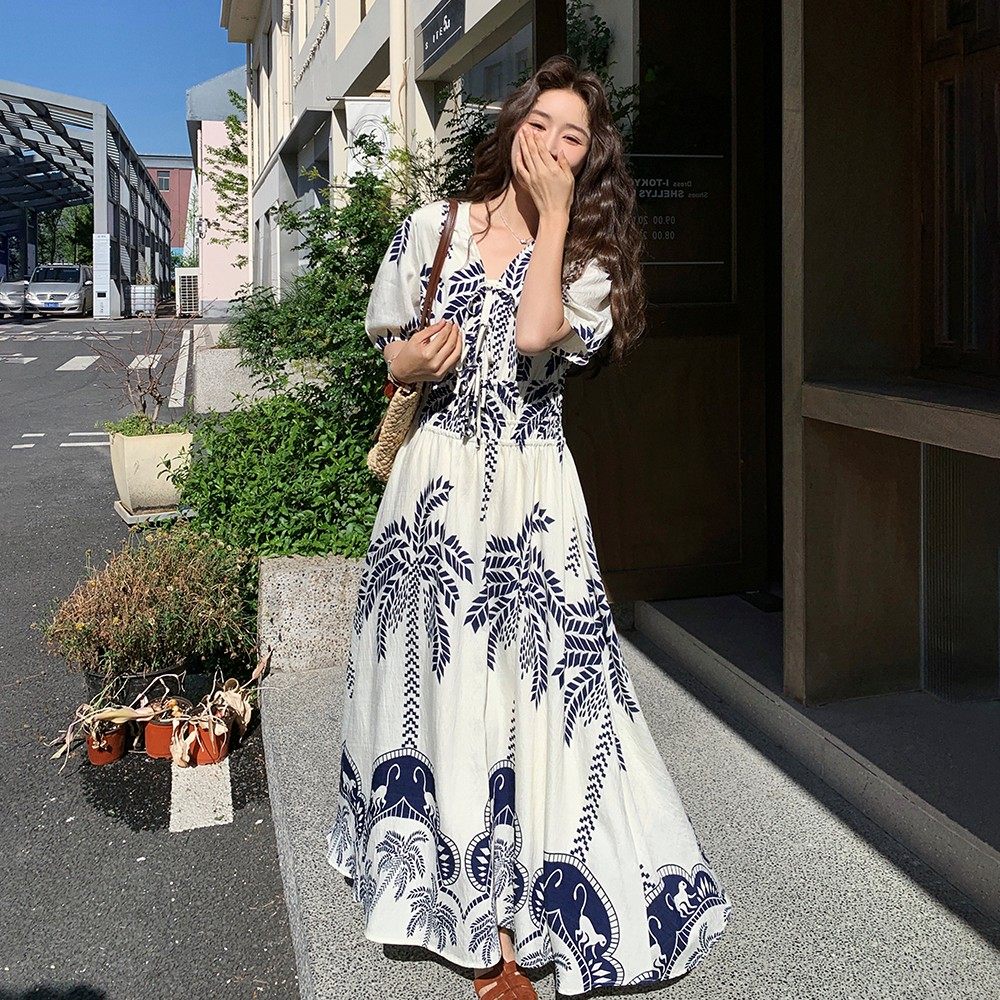 法式海边度假风覆古印花洋装女2025夏季新款V领系带泡泡袖长裙