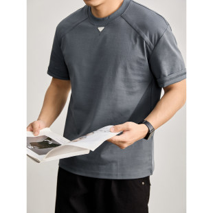 夏季 LUUD 饰圆领短袖 倒三角金属装 简约休闲风上衣T恤 都市通勤男士