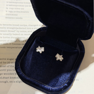 S925纯银甜美白色贝壳小马耳钉女精致马年耳饰防过敏白马耳环女童