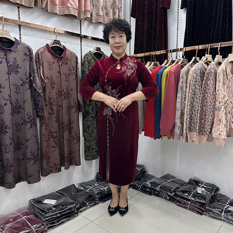 妈妈酒红丝绒旗袍连衣裙喜婆婆婚宴刺绣烫钻七分袖大码中年礼服裙