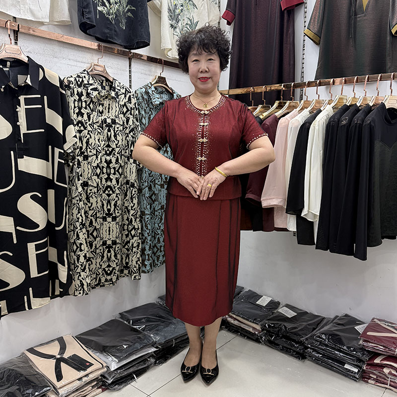 高端妈妈红色礼服裙中年短袖镶钻假两件遮肉显瘦胖妈妈过膝连衣裙