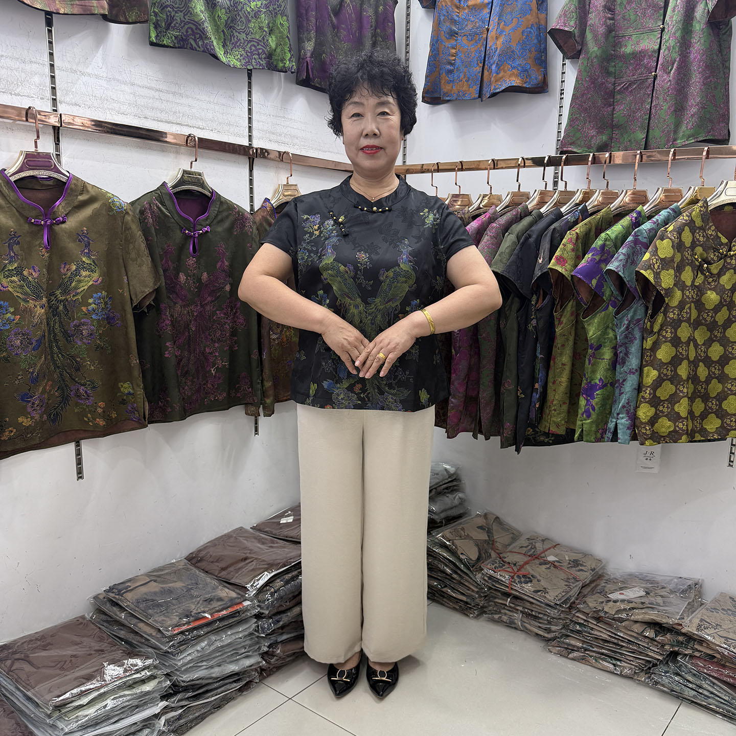 中年妈妈夏季国风女装改良旗袍领印花缎面上衣米色垂感阔腿裤套装