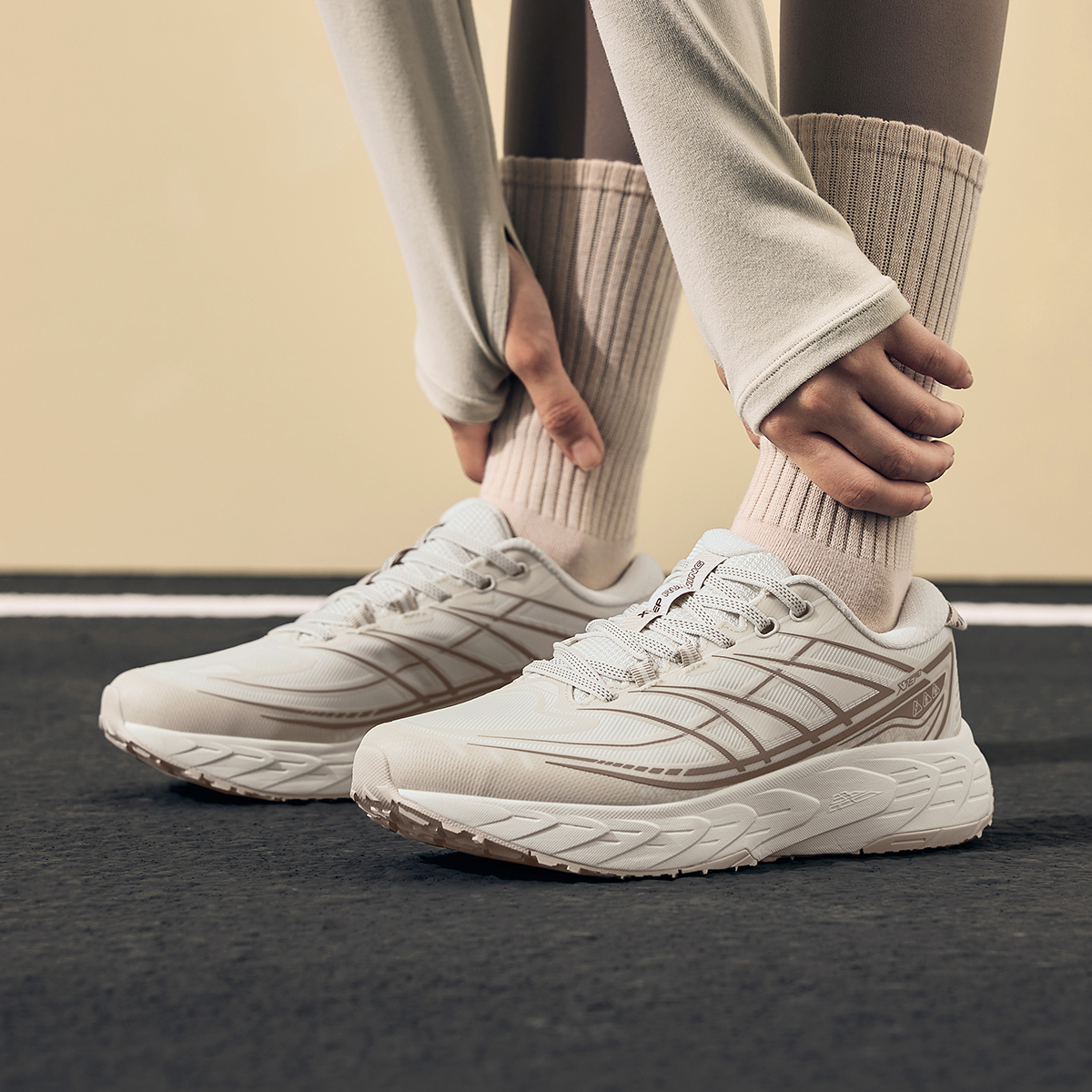 特步昆吾3LITE丨跑鞋女鞋秋季革面防泼水网面减震回弹舒适跑鞋