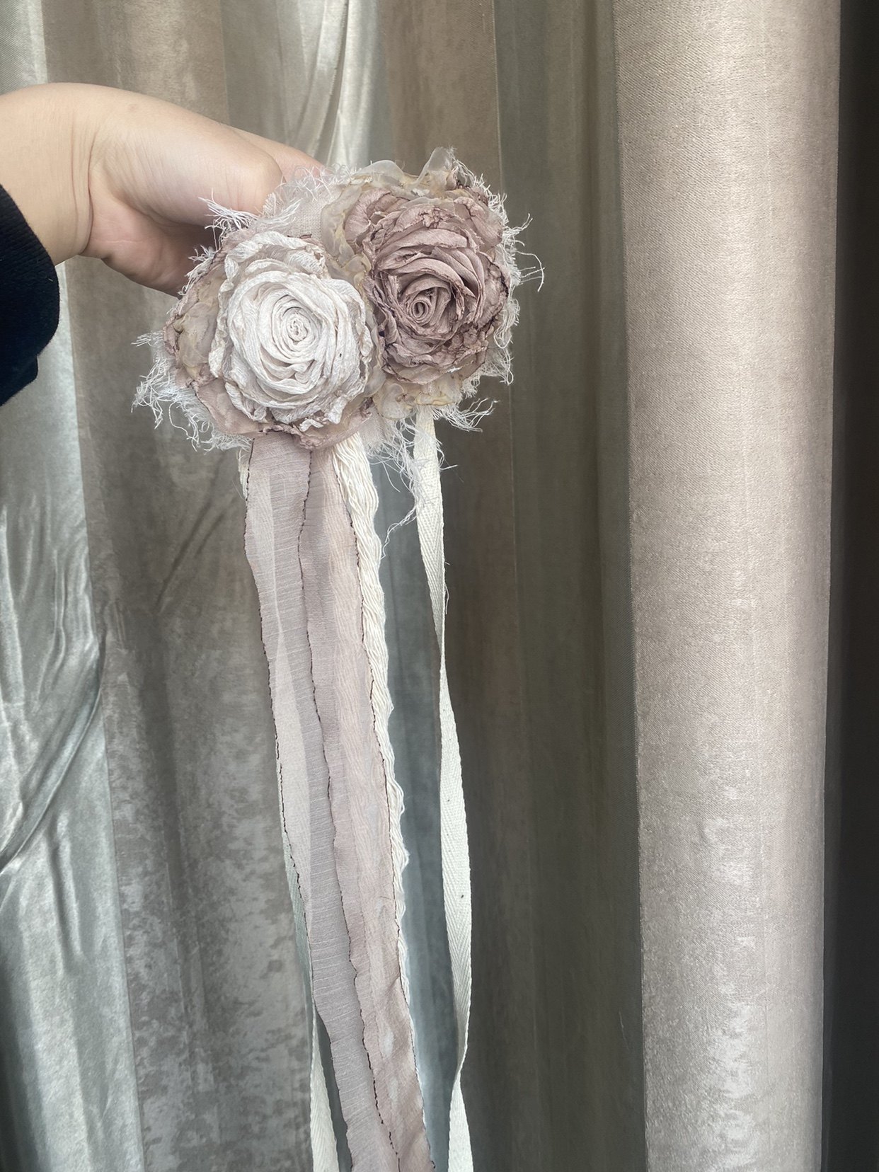 TeNg原创手作布艺干枯玫瑰胸针温柔仙丧复古小众设计感胸花长飘带