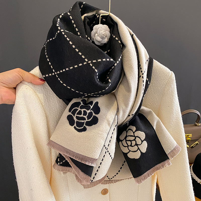 韩系复古小香风山茶花仿羊绒空调披肩围巾女冬季加厚保暖黑白围脖