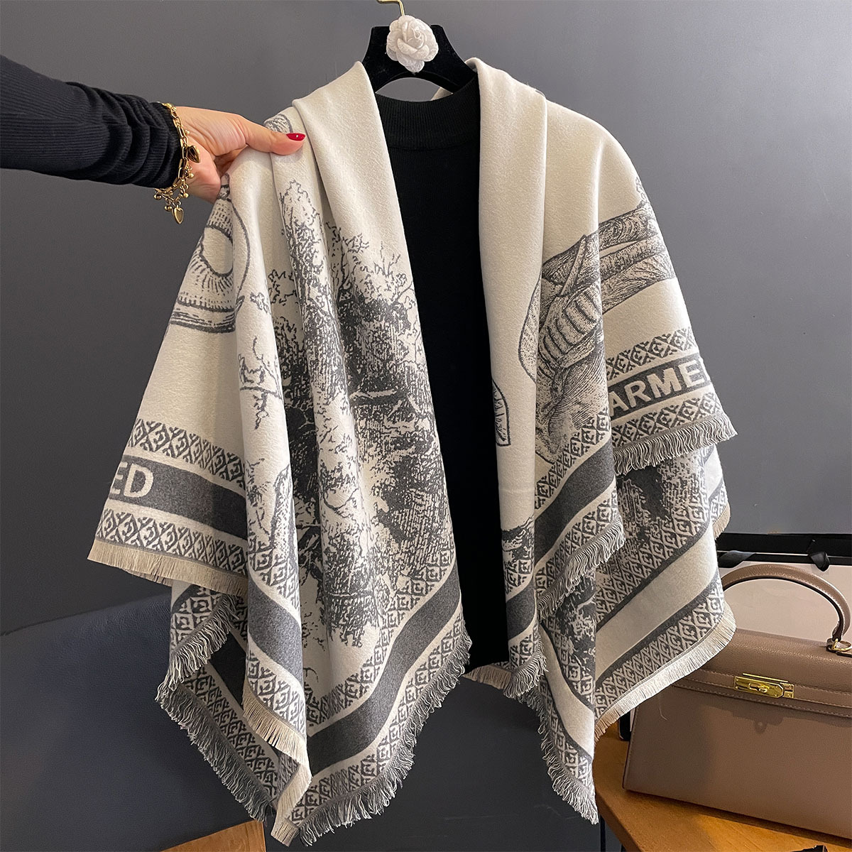 轻奢复古灰色仿羊绒大方巾斗篷披肩女冬季加厚保暖办公室毯子两用