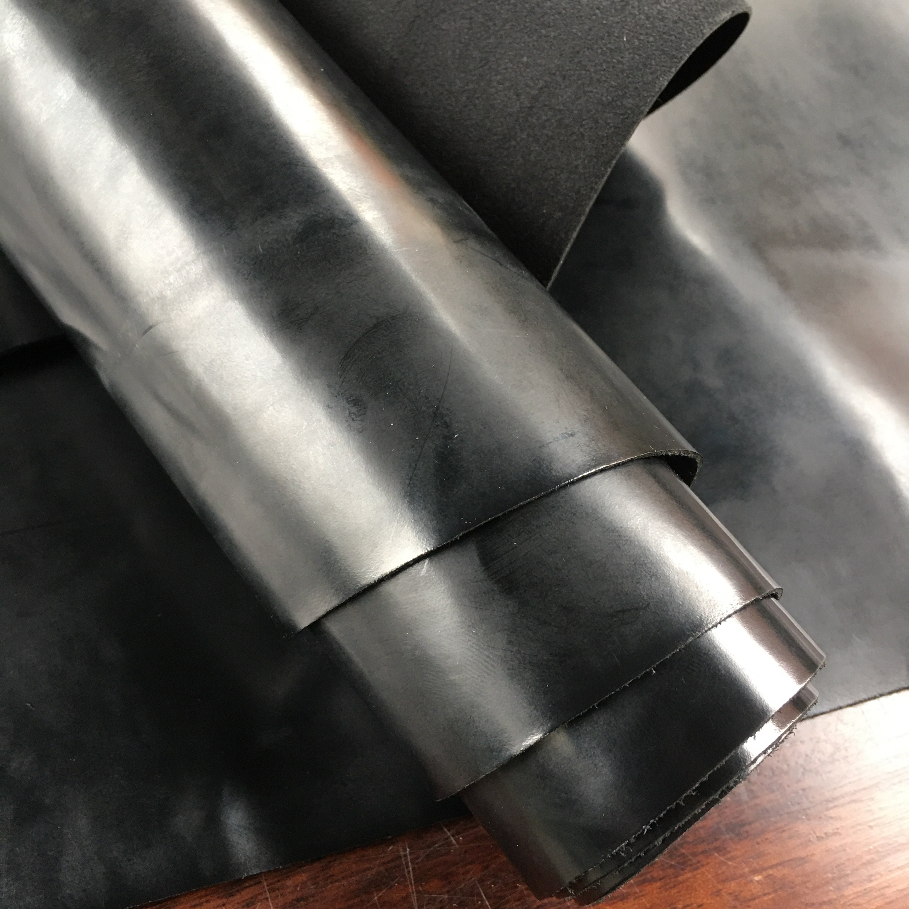 H2200黑色雾蜡擦色平纹头层牛皮真皮手工DIY皮料1.3mm偏挺