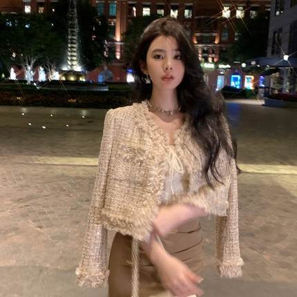 秋冬季新款圆领长袖上衣宽松型短款流苏设计感小香风粗花呢外套女