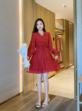 法式V领绑带连衣裙春季2024新款女装赫本风收腰小个子红色茶歇裙