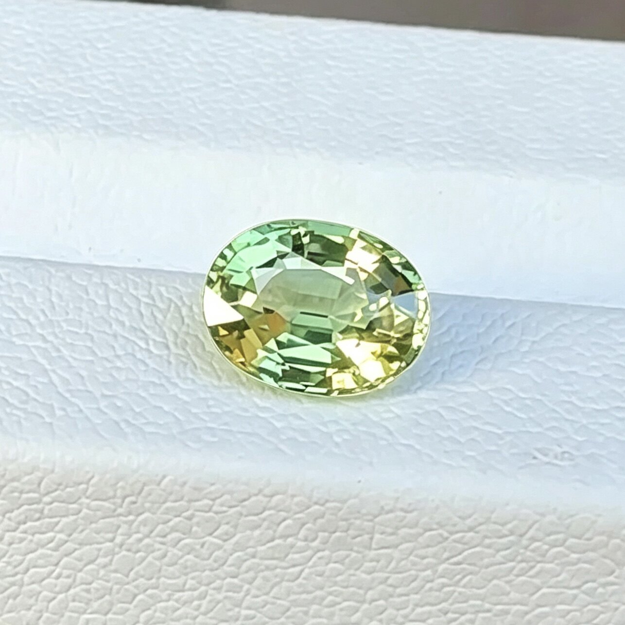 1.94克拉清透黄绿色天然蓝宝石裸石彩色宝石6&times;8mm