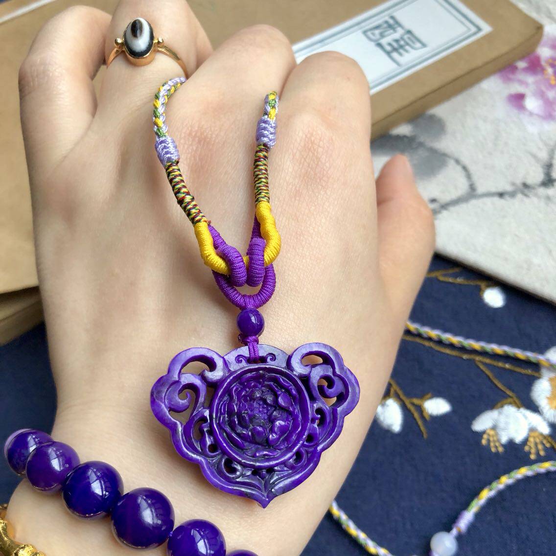醒走天然舒俱来老料皇家紫色苏工镂空雕刻如意锁牡丹花牌毛衣项链