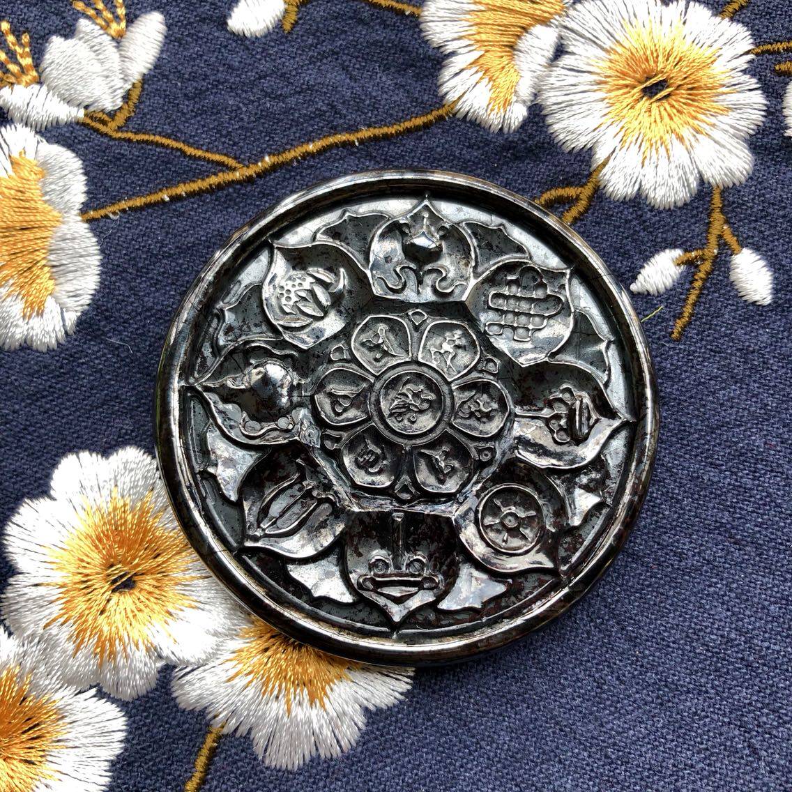 醒走天然黑舒俱来老料黑色雕刻吉祥八宝六字箴言圆牌吊坠送男