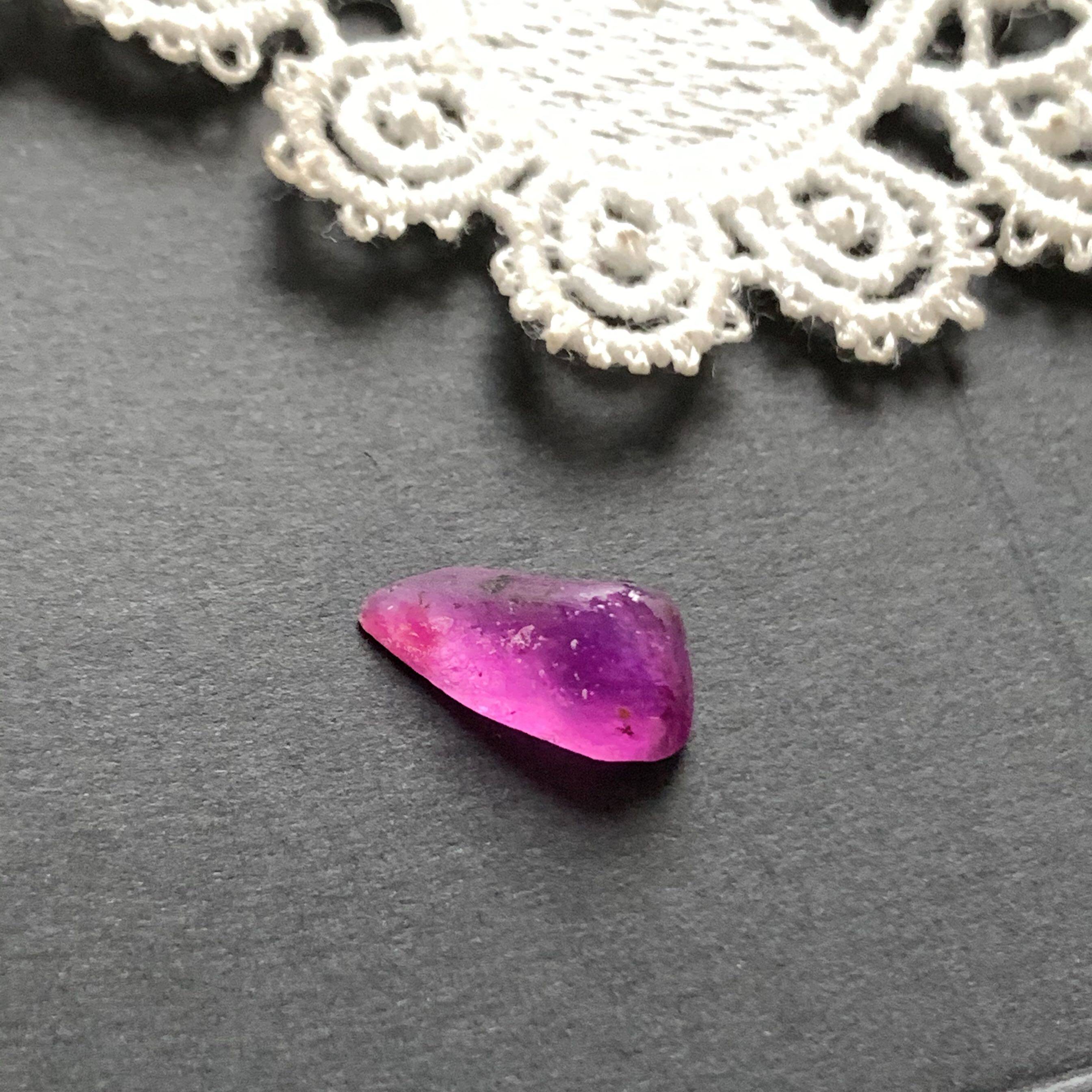 醒走 天然舒俱来老料荧光冰桃红原石小料苏纪石桃红原料裸石戒面