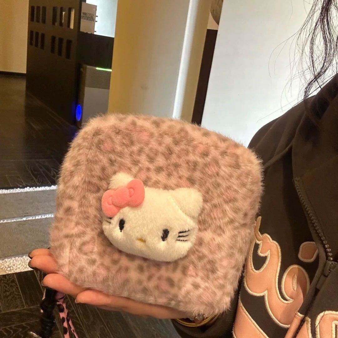 日本正版可爱豹纹毛绒kitty化妆包收纳包通勤百搭大容量手腕包包
