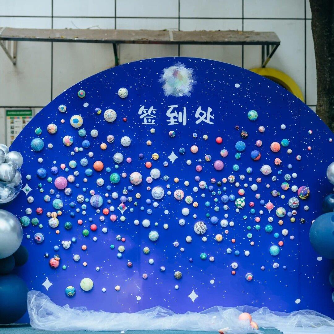 幼儿园环创泡沫星球主题签到墙