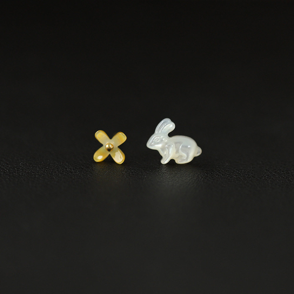 ED164 玉兔折桂天然贝壳花朵不对称白兔子桂花钛钢耳钉中秋礼物 - 实物图
