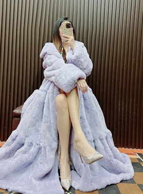在逃公主獭兔毛皮草外套女长款大裙摆紫色皮毛一体大衣2025冬新款