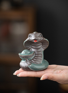 陶瓷小蛇摆件蛇年可爱生肖吉祥物创意可养茶玩茶宠桌面装饰工艺品