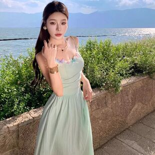 法式高级感绿色吊带连衣裙女今年新款夏日绝美海边度假沙滩长裙子
