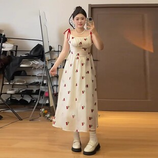 大码法式方领泡泡袖连衣裙女夏胖mm樱桃刺绣温柔风海边度假吊带裙