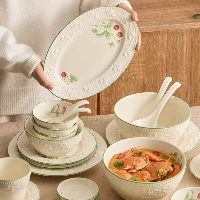 浮雕草莓陶瓷盘子家用菜盘釉下彩餐具米饭碗具汤面碗特别好看的碗,餐饮具,泡面碗,淘宝优惠券,粉丝福利购,淘宝优惠卷